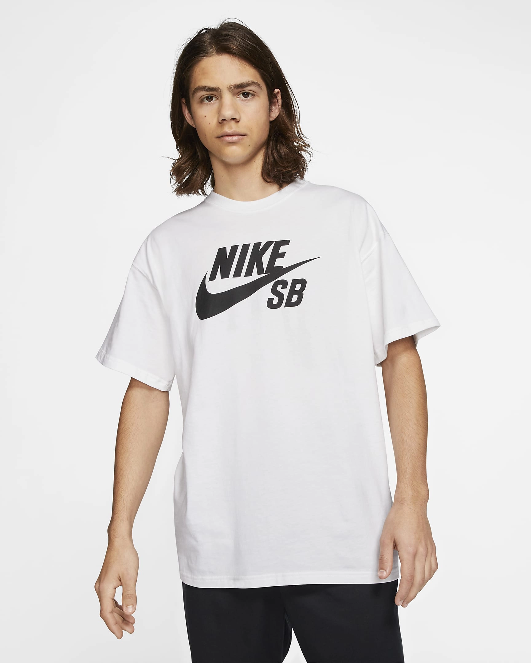 Nike SB Logo Skate Tee : L'icône du skate dans votre garde-robe pour un style urbain garanti et intemporel.